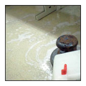 除臘後的塑膠地板用清潔機器加水刷洗乾淨